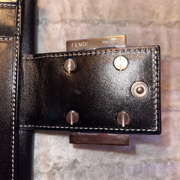 Fendi Zucca short wallet excellent condition size is 5X3 1/2” black with silver - Picture 6 of 9